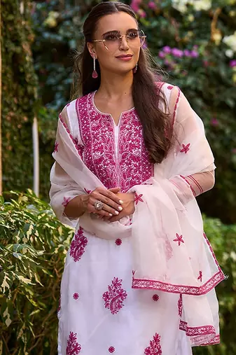 Women Floral Embroidered Regular Thread Work Kurta with Trousers & With Dupatta