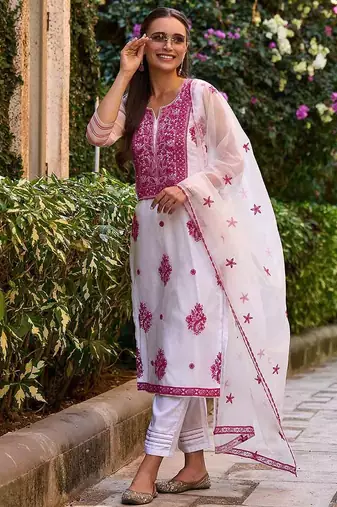 Women Floral Embroidered Regular Thread Work Kurta with Trousers & With Dupatta