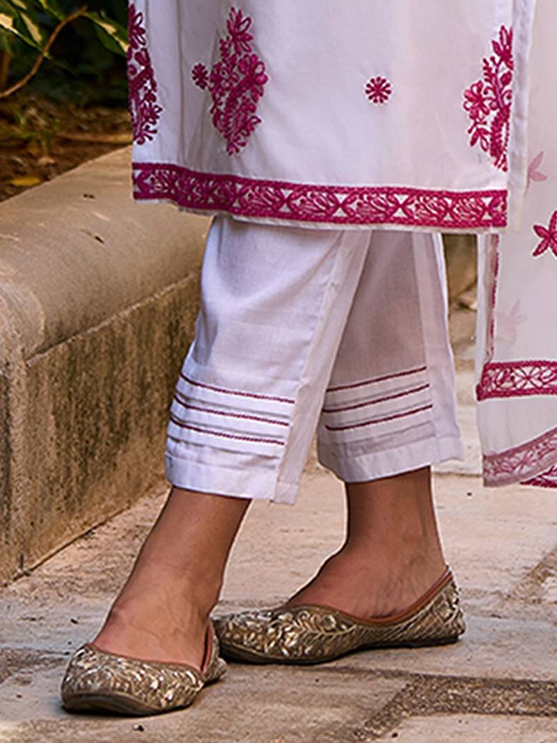 Women Floral Embroidered Regular Thread Work Kurta with Trousers & With Dupatta