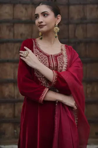 Women Ethnic Motifs Embroidered Regular Velvet Kurta with Trousers & With Dupatta