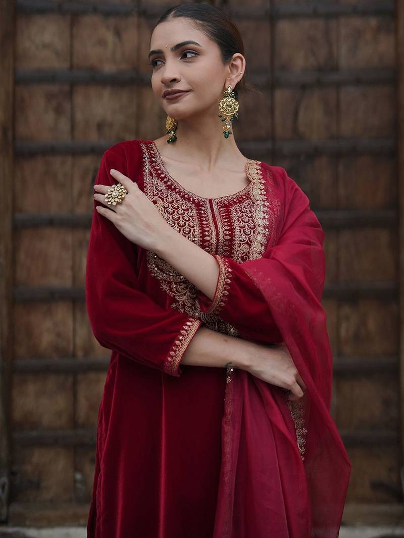 Women Ethnic Motifs Embroidered Regular Velvet Kurta with Trousers & With Dupatta