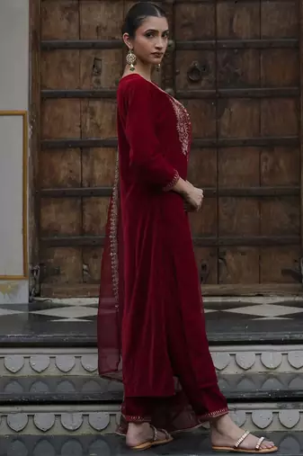 Women Ethnic Motifs Embroidered Regular Velvet Kurta with Trousers & With Dupatta