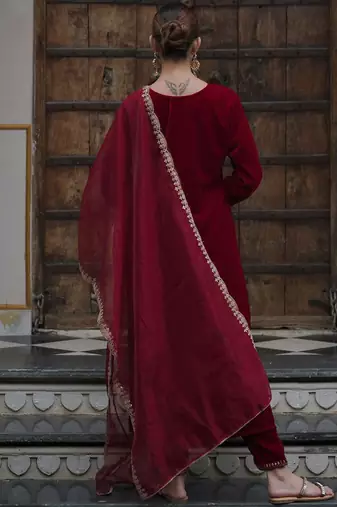 Women Ethnic Motifs Embroidered Regular Velvet Kurta with Trousers & With Dupatta