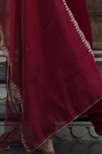 Women Ethnic Motifs Embroidered Regular Velvet Kurta with Trousers & With Dupatta