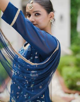 Women Floral Embroidered Regular Sequinned Kurta with Sharara With Dupatta 5