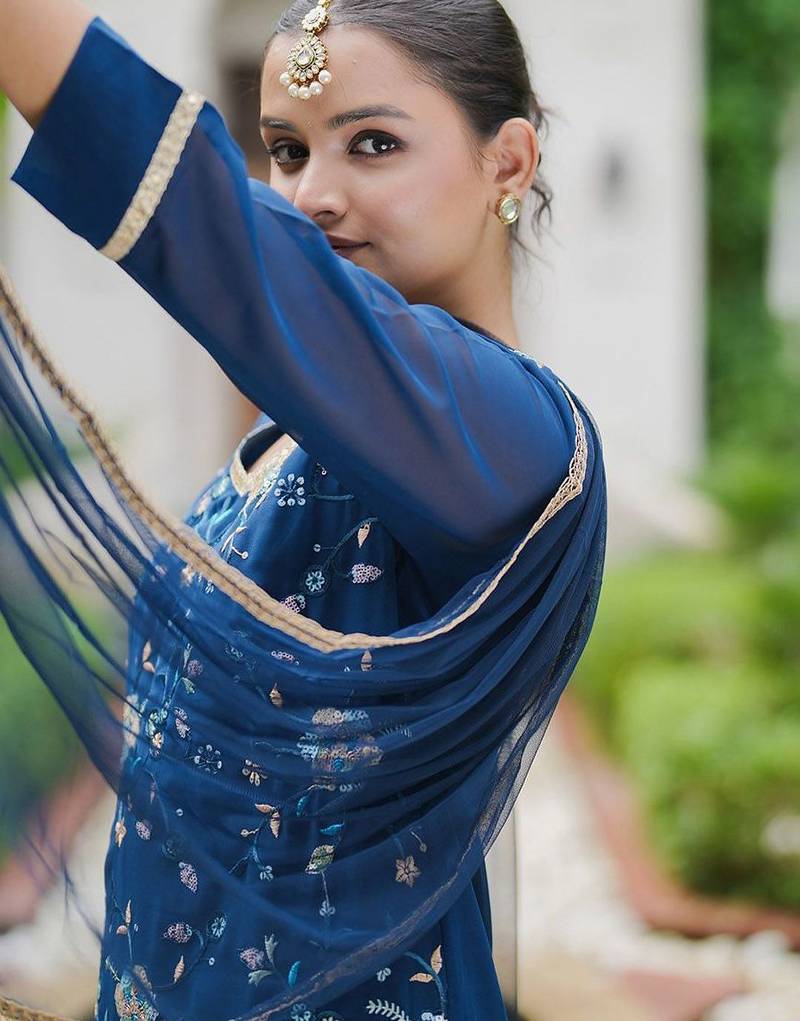 Women Floral Embroidered Regular Sequinned Kurta with Sharara With Dupatta