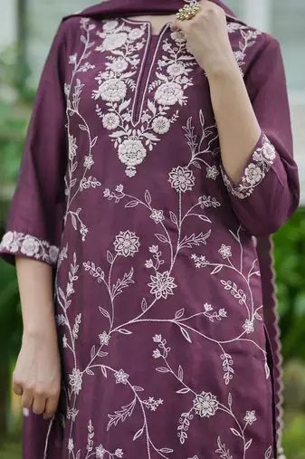 Women Floral Embroidered Regular Thread Work Kurta with Trousers With Dupatta