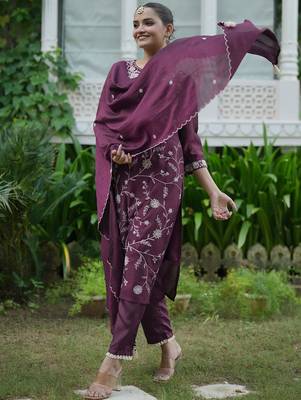 Women Floral Embroidered Regular Thread Work Kurta with Trousers With Dupatta 3