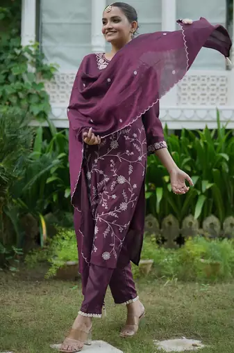 Women Floral Embroidered Regular Thread Work Kurta with Trousers With Dupatta