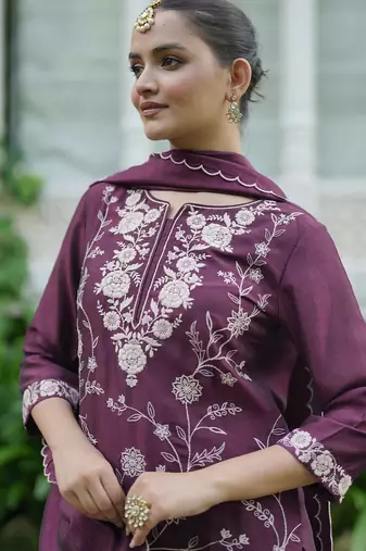 Women Floral Embroidered Regular Thread Work Kurta with Trousers With Dupatta