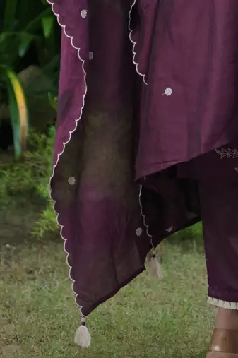 Women Floral Embroidered Regular Thread Work Kurta with Trousers With Dupatta