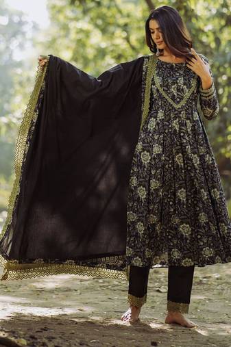 Floral Printed Pleated Pure Cotton Kurta With Trousers & Dupatta