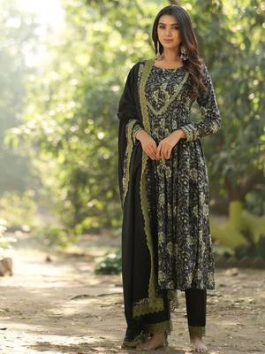 Floral Printed Pleated Pure Cotton Kurta With Trousers & Dupatta 4
