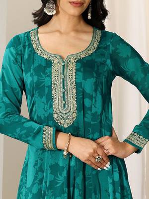 Womens Green Printed Chiffon Anarkali Kurta With Trousers & Dupatta 3