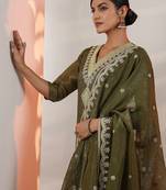 Women Woven Design Embroidered Kurta with Trousers & Dupatta