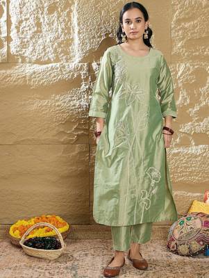 Women Floral Embroidered Regular Thread Work Kurta with Trousers 1