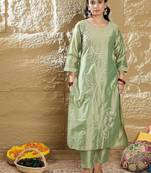 Women Floral Embroidered Regular Thread Work Kurta with Trousers