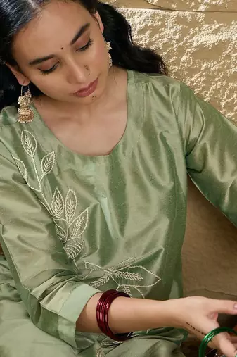 Women Floral Embroidered Regular Thread Work Kurta with Trousers