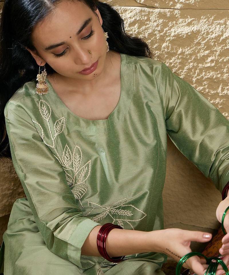 Women Floral Embroidered Regular Thread Work Kurta with Trousers