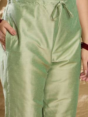 Women Floral Embroidered Regular Thread Work Kurta with Trousers 3