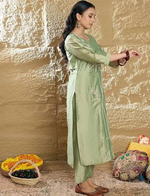 Women Floral Embroidered Regular Thread Work Kurta with Trousers 4
