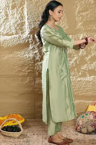 Women Floral Embroidered Regular Thread Work Kurta with Trousers