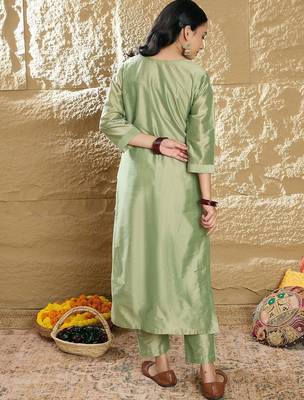 Women Floral Embroidered Regular Thread Work Kurta with Trousers 5