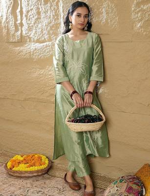 Women Floral Embroidered Regular Thread Work Kurta with Trousers 6