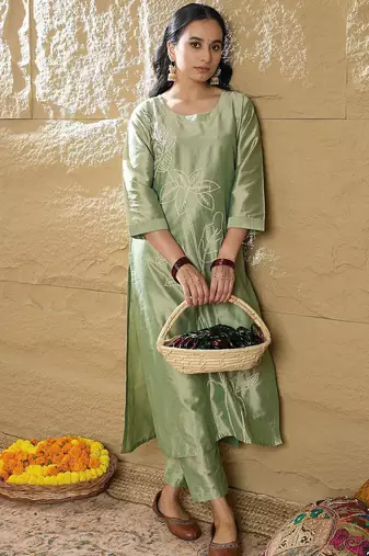 Women Floral Embroidered Regular Thread Work Kurta with Trousers
