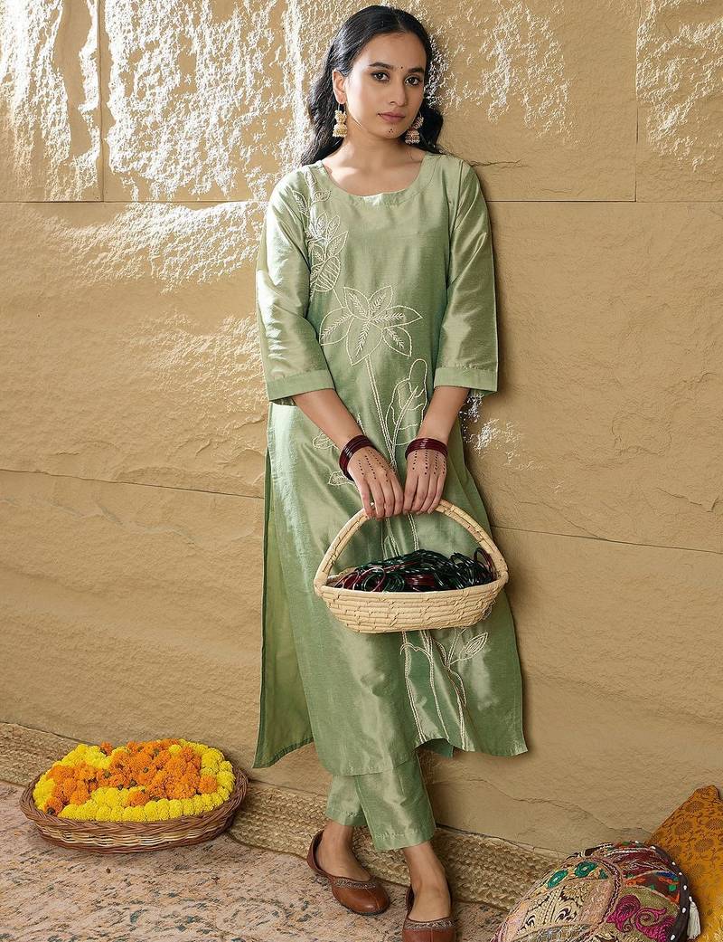 Women Floral Embroidered Regular Thread Work Kurta with Trousers