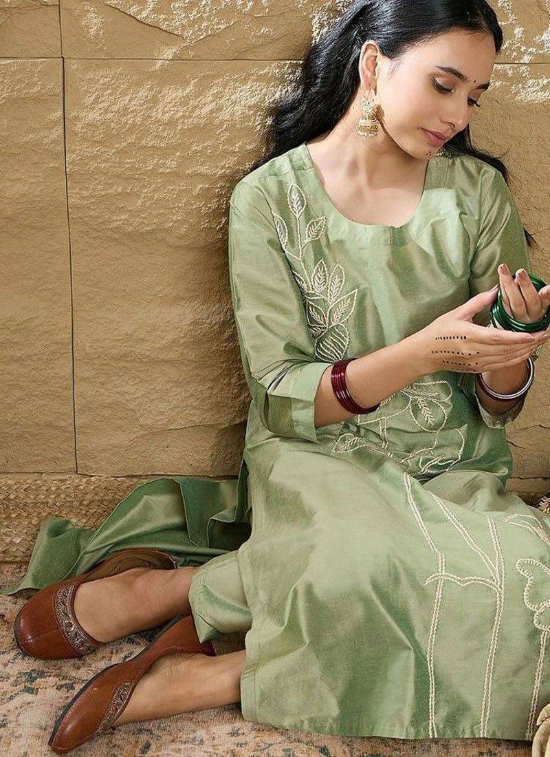 Women Floral Embroidered Regular Thread Work Kurta with Trousers