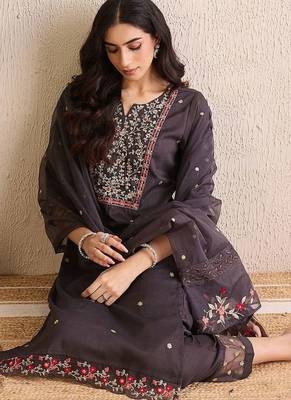 Women Floral Embroidered Regular Kurta with Trousers & With Dupatta 2