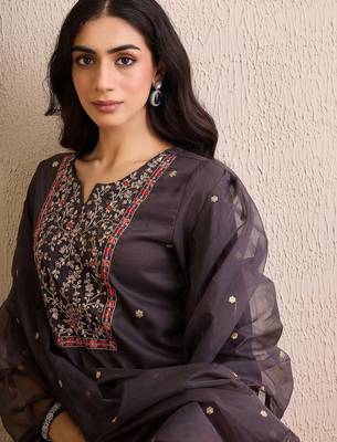 Women Floral Embroidered Regular Kurta with Trousers & With Dupatta 3