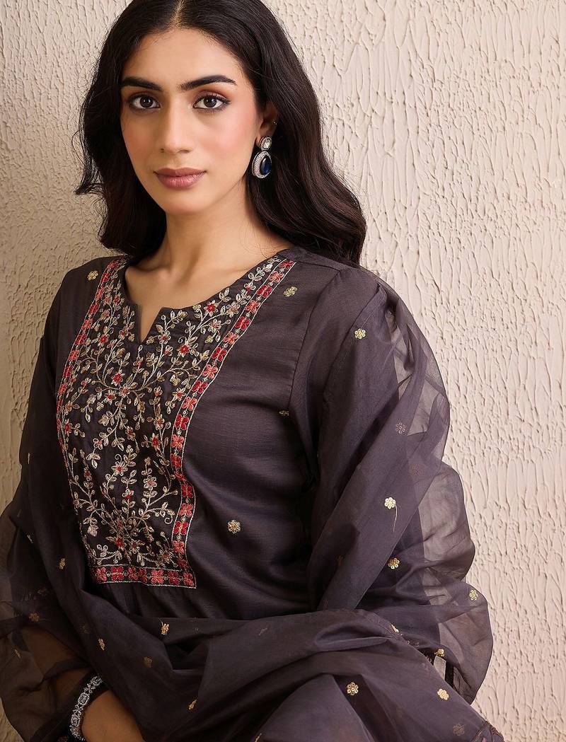 Women Floral Embroidered Regular Kurta with Trousers & With Dupatta