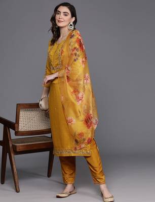 Floral Embroidered Thread Work Kurta with Trousers & Dupatta 8