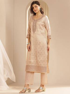 Light Peach Ethnic Motifs Floral Embroidered Zari Straight Kurta with Trousers & Dupatta 4