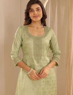 Green Ethnic Motifs Floral Embroidered Zari Straight Kurta with Trousers & Dupatta 3