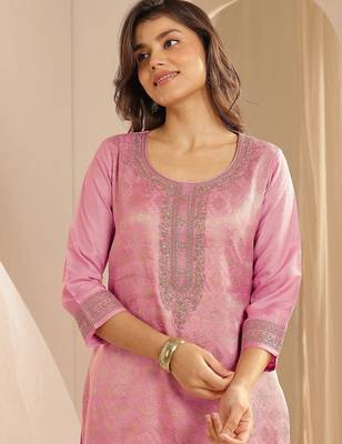 Pink Ethnic Motifs Floral Embroidered Zari Straight Kurta with Trousers & Dupatta 3