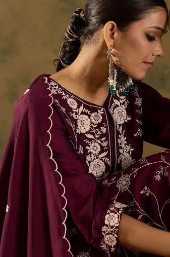 Women Floral Embroidered Regular Thread Work Kurta with Trousers & With Dupatta