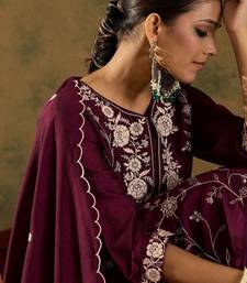 Women Floral Embroidered Regular Thread Work Kurta with Trousers & With Dupatta