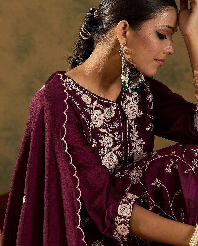 Women Floral Embroidered Regular Thread Work Kurta with Trousers & With Dupatta
