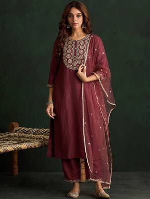Women Floral Embroidered Regular Kurta with Trousers & With Dupatta 1