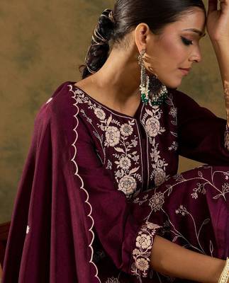 Ethnic Floral Embroidered Thread Work Detail Regular Slevees Round Neck Kurta Set 2