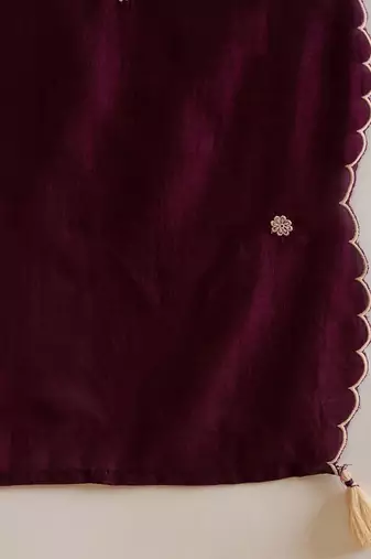 Ethnic Floral Embroidered Thread Work Detail Regular Slevees Round Neck Kurta Set