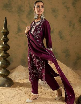 Ethnic Floral Embroidered Thread Work Detail Regular Slevees Round Neck Kurta Set 4