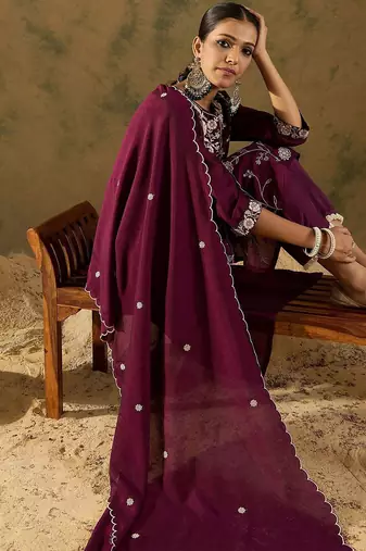 Ethnic Floral Embroidered Thread Work Detail Regular Slevees Round Neck Kurta Set