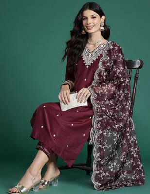 Women Floral Embroidered Thread Work Kurta with Trousers & Dupatta 1