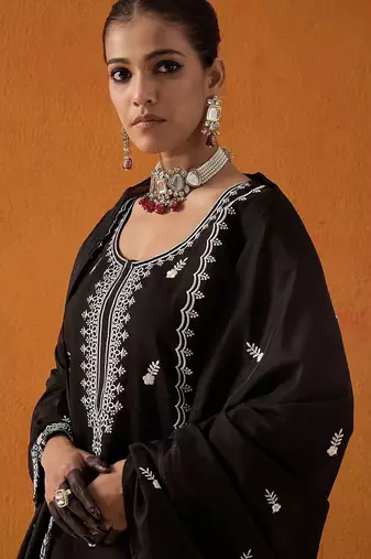 Floral Embroidered Straight Thread Work Kurta with Trousers & Dupatta