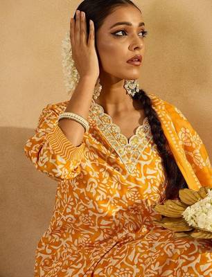Floral Printed Thread Work Straight Kurta With Trousers & Dupatta 2