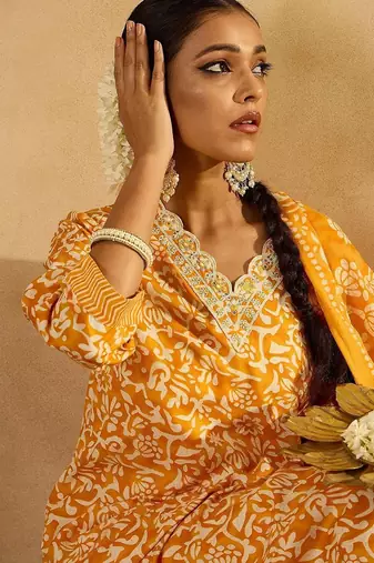 Floral Printed Thread Work Straight Kurta With Trousers & Dupatta